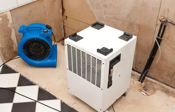 Beseitigung von Wasserschäden mit Ventilator und Trockner